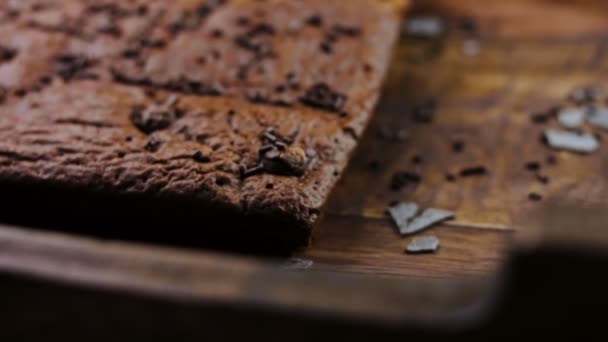 Parçalanmış Çikolatayla Süslenmiş Kek — Stok video