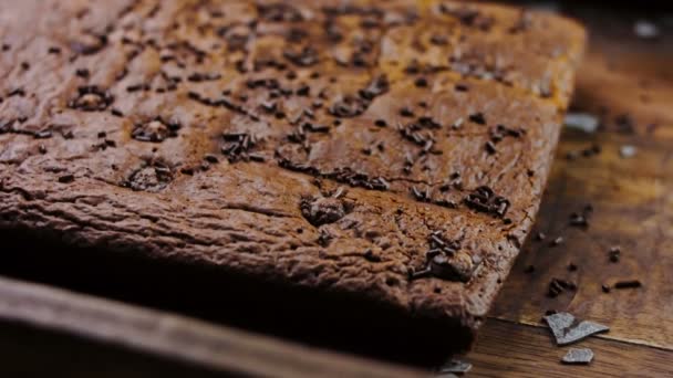 Pastel Brownie Decorado Con Chocolate Desmenuzado — Vídeos de Stock