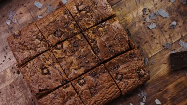 Brownie Tårta Dekorerad Med Smulad Choklad — Stockvideo