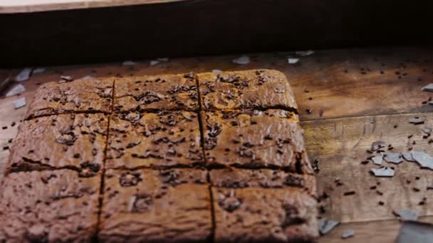 用碎巧克力装饰的布朗尼蛋糕 — 图库视频影像