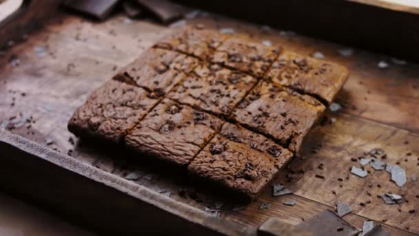 Brownie Kuchen Mit Zerbröselter Schokolade Dekoriert — Stockvideo