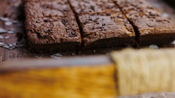 Brownie Dort Zdobený Rozdrcenou Čokoládou — Stock video