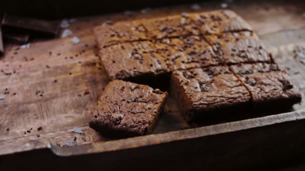 Brownie Dort Zdobený Rozdrcenou Čokoládou — Stock video
