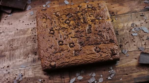 Pastel Brownie Decorado Con Chocolate Desmenuzado — Vídeo de stock