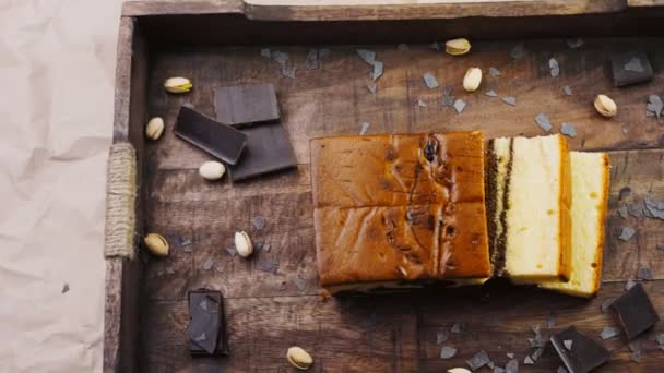 Tort Marmorkuchen Decorat Fistic Ciocolată — Videoclip de stoc