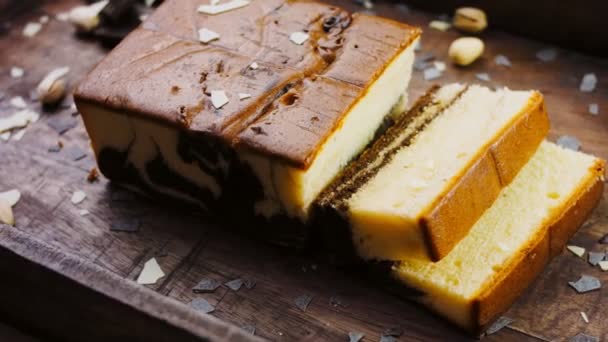 用开心果和巧克力装饰的Marmorkuchen蛋糕 — 图库视频影像