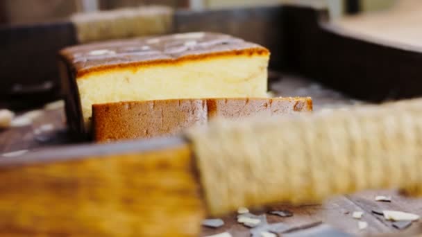 Marmorkuchen Tårta Dekorerad Med Pistasch Och Choklad — Stockvideo