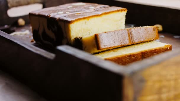 Marmorkuchen Tårta Dekorerad Med Pistasch Och Choklad — Stockvideo