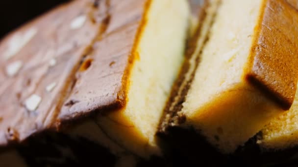 Marmorkuchen Mit Pistazien Und Schokolade Verziert — Stockvideo