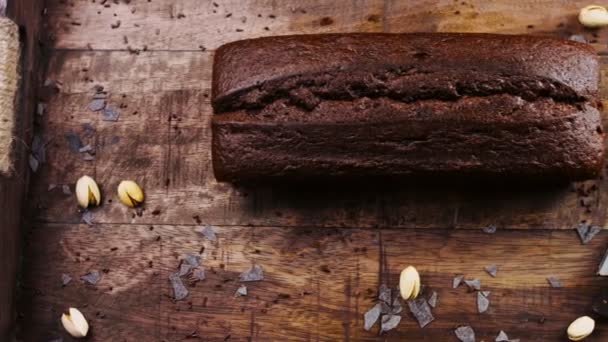 Házi Készítésű Torta Pisztáciával Csokoládéval Díszítve — Stock videók