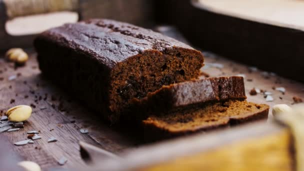 Домашний Торт Украшенный Фисташками Шоколадом — стоковое видео