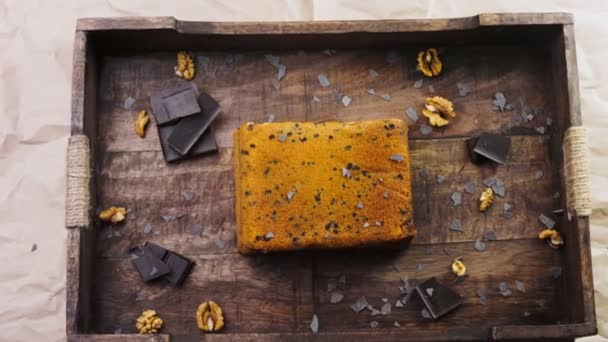 Stracciatella Kuchen Decorada Con Nueces Chocolate — Vídeo de stock
