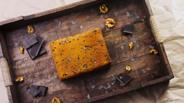 Stracciatella Kuchen Decorada Con Nueces Chocolate — Vídeo de stock