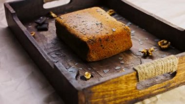 Fındık ve çikolatayla süslenmiş Stracciatella Kuchen..