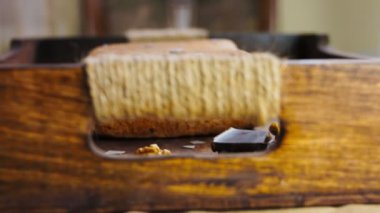 Fındık ve çikolatayla süslenmiş Stracciatella Kuchen..