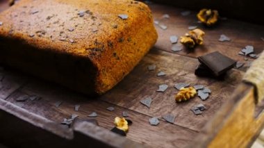 Fındık ve çikolatayla süslenmiş Stracciatella Kuchen..