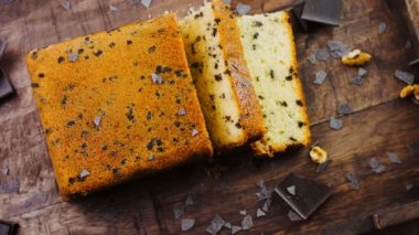 Fındık ve çikolatayla süslenmiş Stracciatella Kuchen..