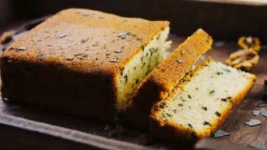 Fındık ve çikolatayla süslenmiş Stracciatella Kuchen..
