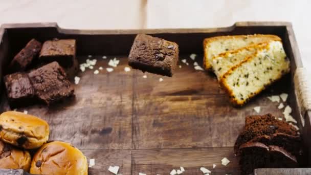 Brownie Kuchen Der Schwebt Und Sich Der Luft Dreht — Stockvideo