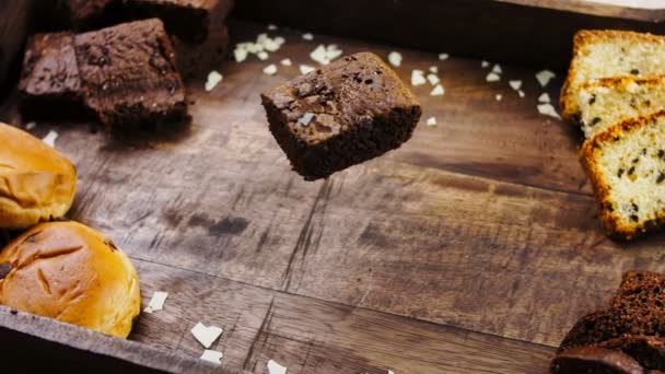 Brownie Tårta Som Leviterar Och Roterar Luften — Stockvideo