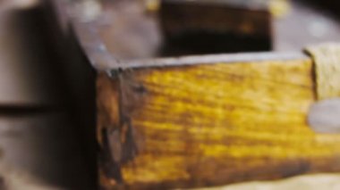 Tahta tepside altın tozuyla süslenmiş muzlu çikolatalı pasta..