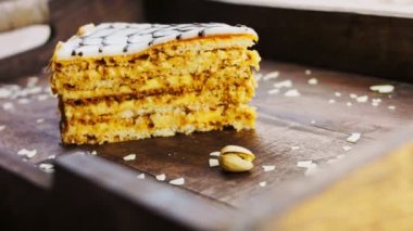 Tahta tepside süslemeli Esterhazy keki.