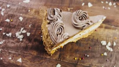 Tahta tepside süslemeli Kyiv keki.