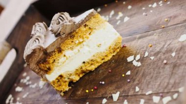 Tahta tepside süslemeli Kyiv keki.