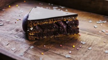 Tahta tepside süslemeli Chuao keki..