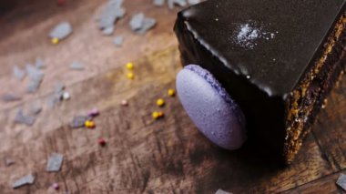 Tahta tepside süslemeli Chuao keki..