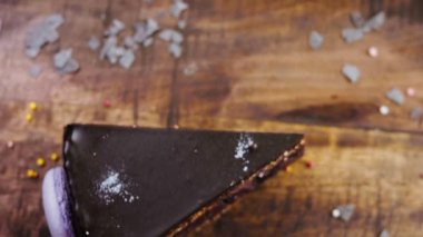 Tahta tepside süslemeli Chuao keki..