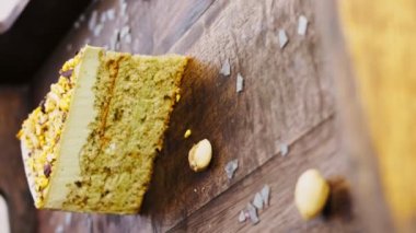 Tahta tepside süslenmiş fıstıklı kek..