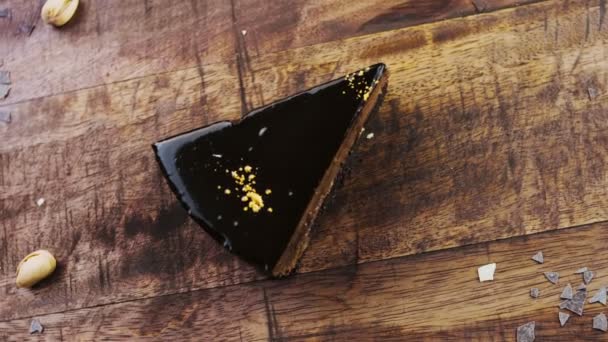 Tahta Tepside Altın Tozuyla Süslenmiş Muzlu Çikolatalı Pasta — Stok video