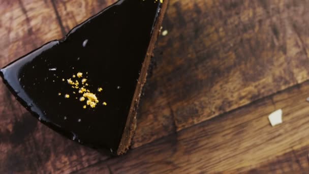 Банановий Шоколадний Торт Золотим Пилом Дерев Яному Підносі Прикрасами — стокове відео