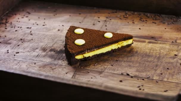 Chokolade Tærte Med Passionsfrugt Træbakke Med Dekorationer – Stock-video