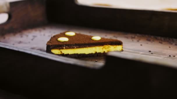 Tarta Chocolate Con Fruta Pasión Una Bandeja Madera Con Decoraciones — Vídeos de Stock