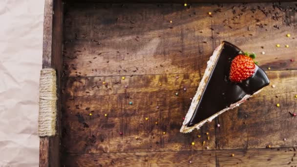 Delicious Kue Stroberi Atas Nampan Kayu Dengan Dekorasi — Stok Video