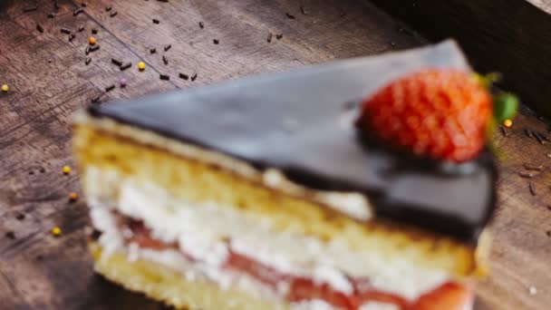 精美的草莓蛋糕放在有装饰品的木制托盘上 — 图库视频影像