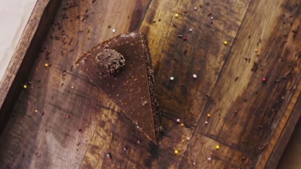 Pastel Ferrero Rocher Bandeja Madera Con Decoraciones — Vídeo de stock
