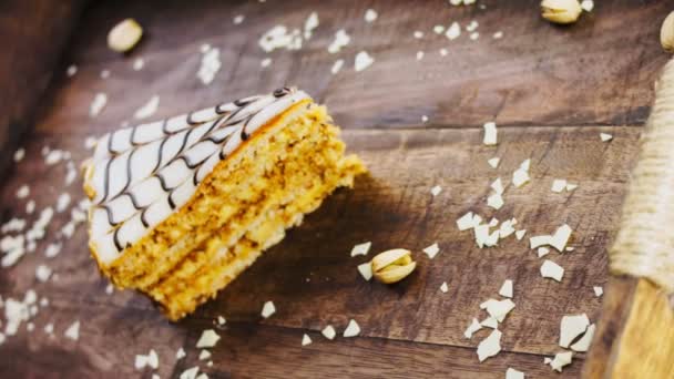 Esterhazy Cake Een Houten Dienblad Met Decoraties — Stockvideo