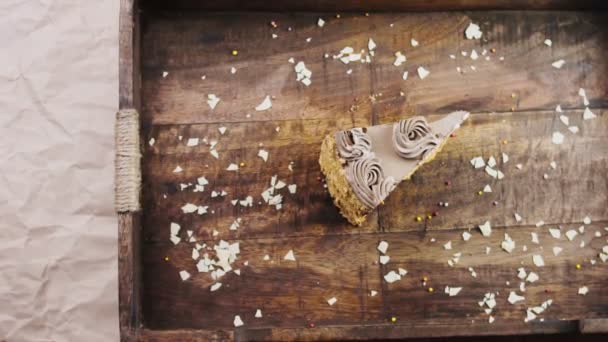 Kijowski Tort Drewnianej Tacy Dekoracjami — Wideo stockowe