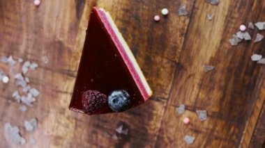 Tahta tepside süslemeli dut esintili kek.