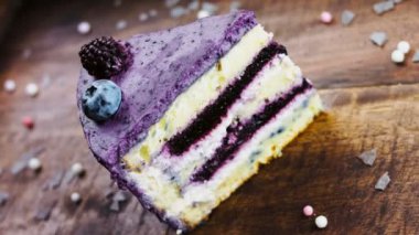 Süslü ahşap tepside yabanmersinli ve lavantalı Provencal kek..