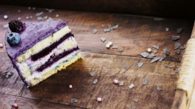 Süslü ahşap tepside yabanmersinli ve lavantalı Provencal kek..