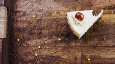 Tahta tepside süslemeli kirazlı kek..