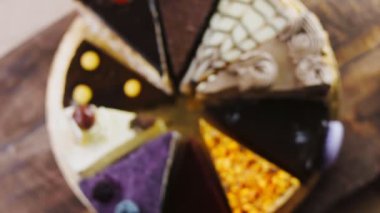 Altın tepside on çeşit kek ve süslemeli ahşap tepside..