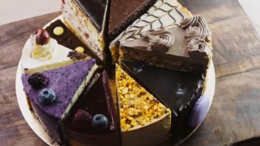 Altın tepside on çeşit kek ve süslemeli ahşap tepside..