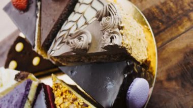 Altın tepside on çeşit kek ve süslemeli ahşap tepside..