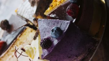 Altın tepside on çeşit kek ve süslemeli ahşap tepside..