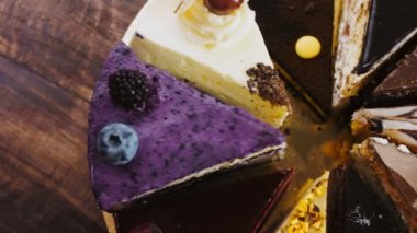 Altın tepside on çeşit kek ve süslemeli ahşap tepside..